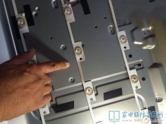 乐华32寸液晶电视拆屏测量灯珠维修